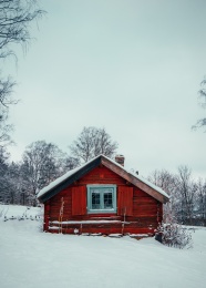 冬季雪地红色小木屋图片
