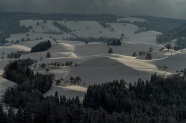 冬季山丘积雪图片