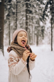 冬季树林小女孩图片