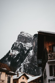 巍峨雪山下的房屋图片