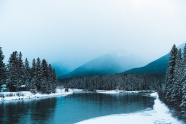 冬季山水树林湖泊图片