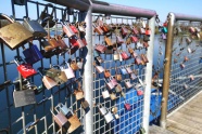 桥面栅栏浪漫挂锁图片