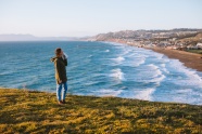 美女站在海岸看海图片