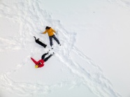两人一狗躺在雪地上图片