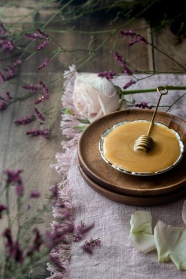 木桌花枝蜂蜜图片