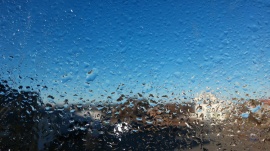 镜头上的雨水ppt背景图片