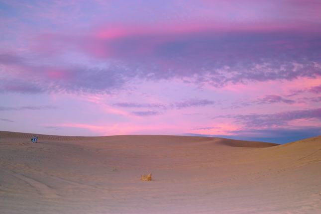 晚霞中的沙漠ppt背景图片