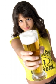 美女喝啤酒图片下载