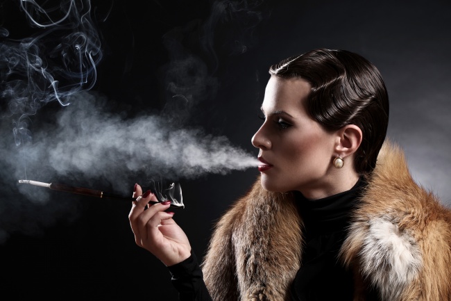 78mb标签:女人抽烟吸烟烟雾欧美美女烟斗展开更多
