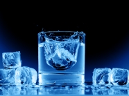 透明玻璃杯冰块图片下载
