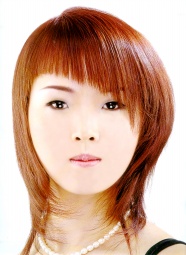 斜刘海棕色短发发型图片