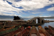 蓝天白云湖水石桥木船图片