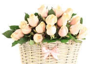 竹篮里的粉色玫瑰花图片