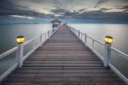 夜幕下的海上木桥风景图片