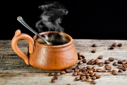 木桌热咖啡咖啡豆图片