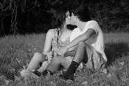情侣接吻黑白图片