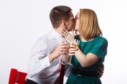 情侣一男一女接吻图片