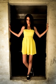黄色抹胸裙美女图片