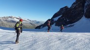 雪山登山队图片