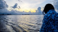 清晨海边女生背影图片