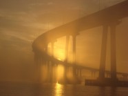 夕阳下的桥墩图片