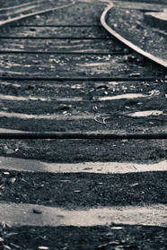 黑白列车轨道图片