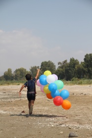 五彩气球奔跑男孩图片