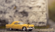 黄色玩具小轿车图片