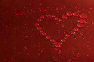 水珠状红色爱心背景图片