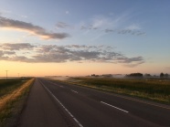 夕阳下的柏油路风景