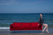 海边红沙发美女写真图片