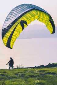 低空跳伞图片