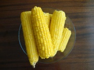 水煮黄色玉米图片