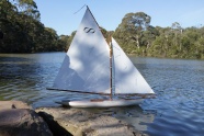 白色帆船模型图片