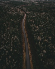 蜿蜒公路航拍图