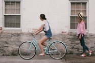 骑单车的闺蜜图片