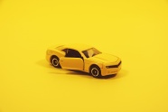 黄色玩具汽车黄色背景图片