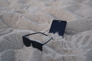 沙滩墨镜与手机图片