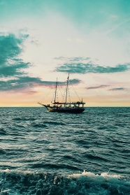 大海里航行的帆船图片