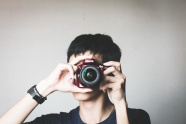 帅哥摄影师拍照图片