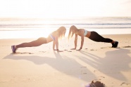 双人瑜伽海边人体摄影图片
