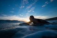 夕阳下大海游泳图片