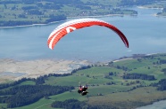 滑翔伞高空降落图片