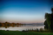 秋季黄昏湖泊景观图片