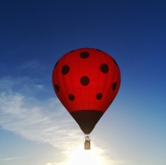 红色热气球飞升图片