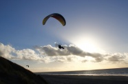 黄昏滑翔伞降落图片
