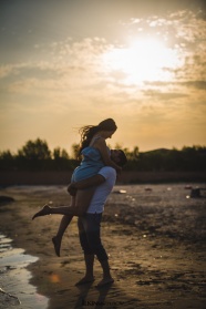 海滩情侣抱起图片