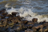 海岸海浪击石图片