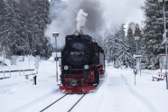 冬天行驶蒸汽机车图片
