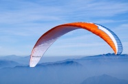 高空滑翔伞飞升图片